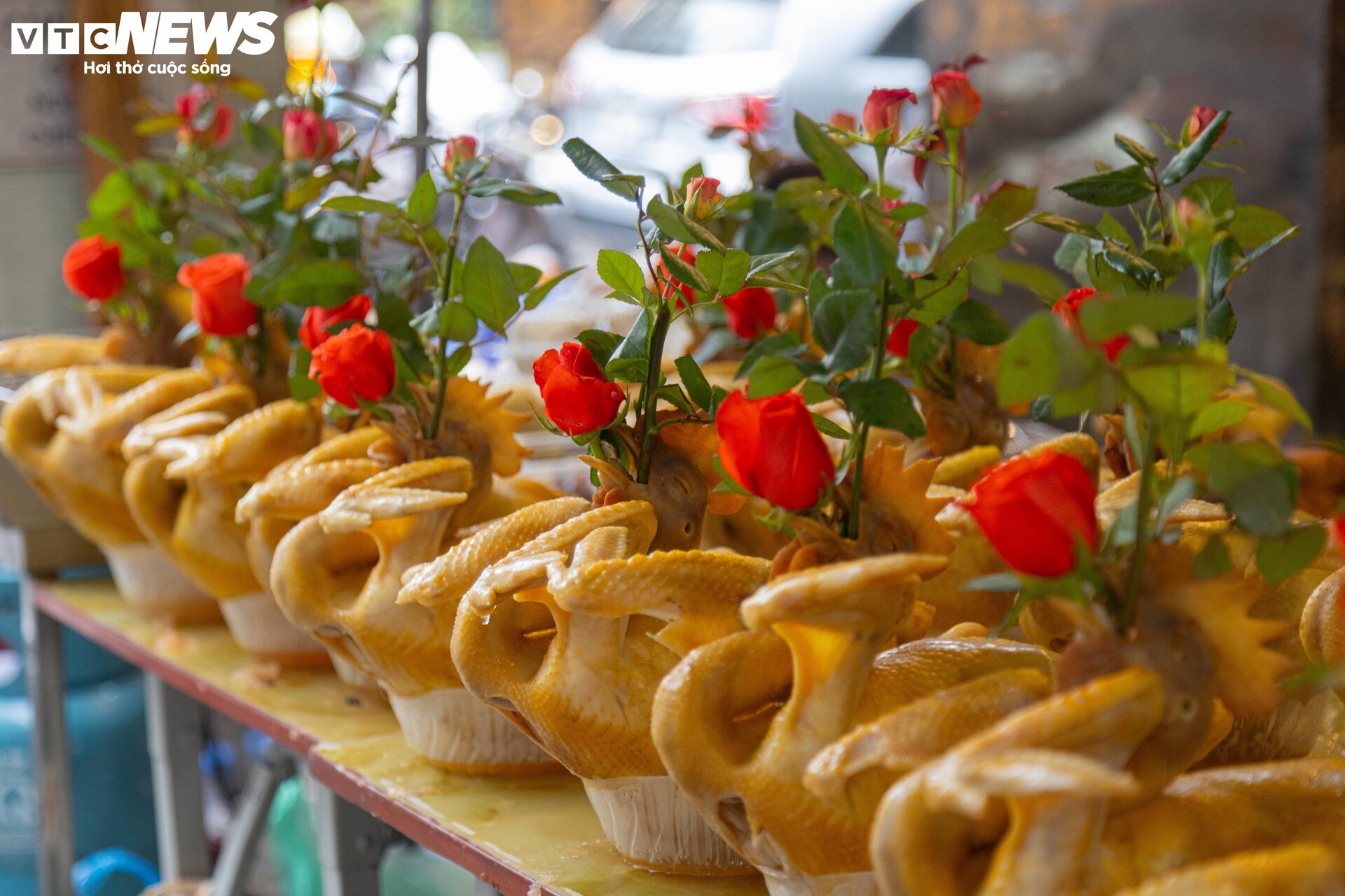 Sát ngày ông Công, ông Táo, thị trường đồ lễ ở Hà Nội nhộn nhịp khác thường - Ảnh 9