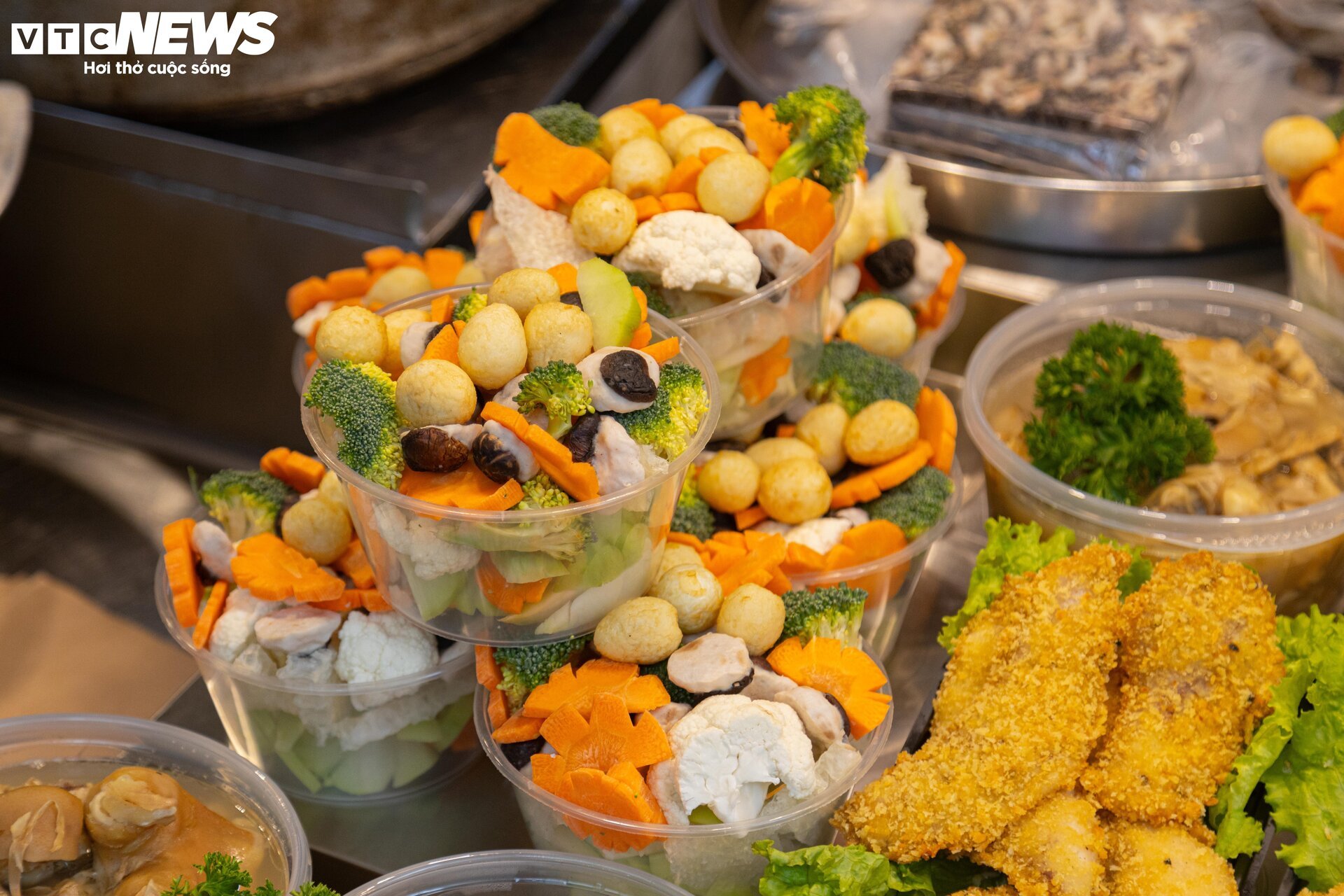 Sát ngày ông Công, ông Táo, thị trường đồ lễ ở Hà Nội nhộn nhịp khác thường - Ảnh 11