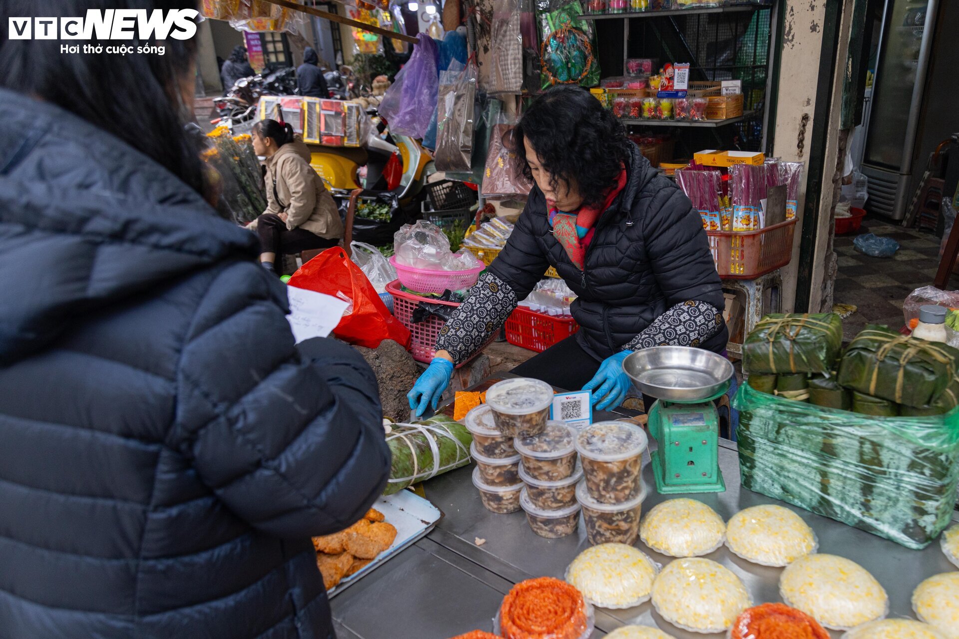 Sát ngày ông Công, ông Táo, thị trường đồ lễ ở Hà Nội nhộn nhịp khác thường - Ảnh 12