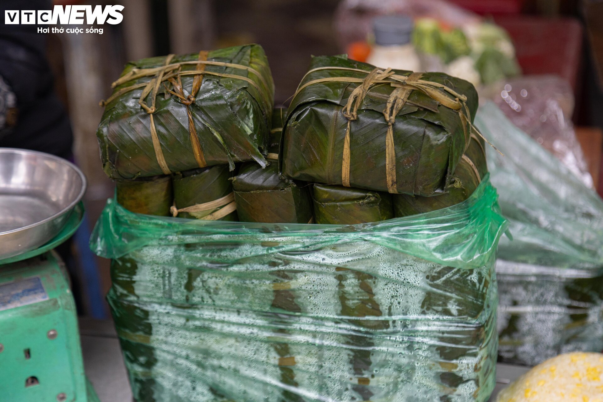 Sát ngày ông Công, ông Táo, thị trường đồ lễ ở Hà Nội nhộn nhịp khác thường - Ảnh 13