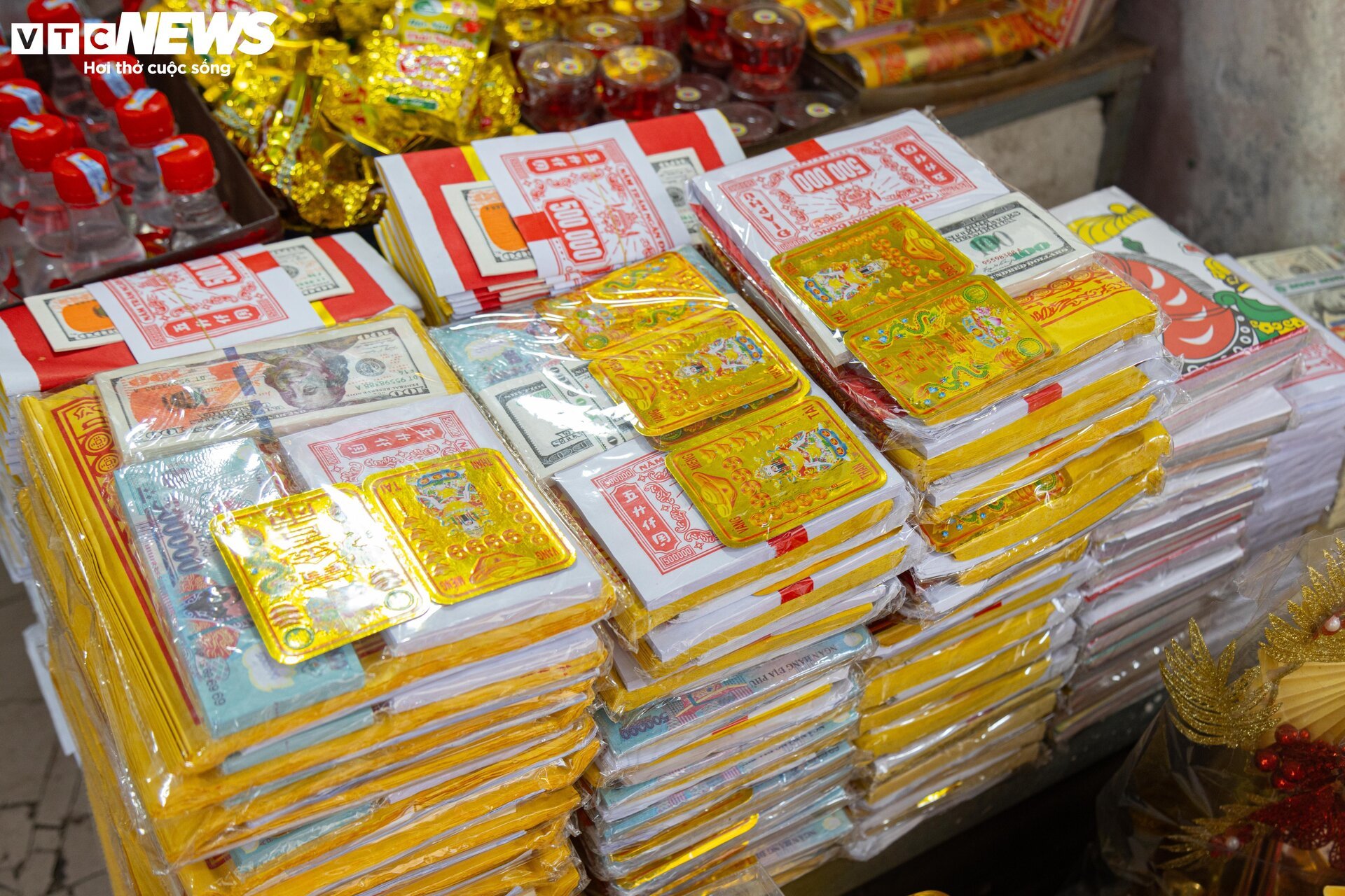 Sát ngày ông Công, ông Táo, thị trường đồ lễ ở Hà Nội nhộn nhịp khác thường - Ảnh 5