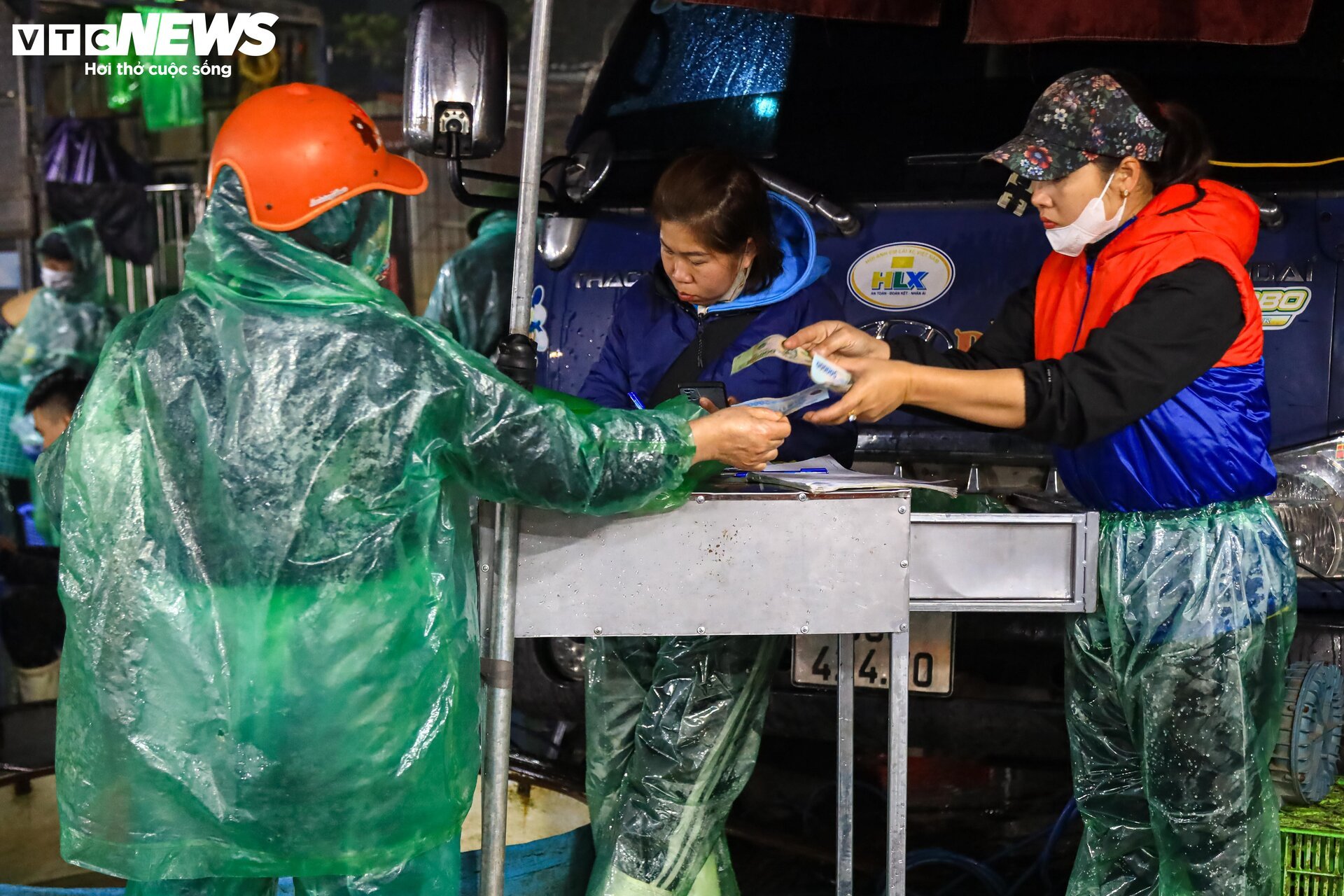 Chợ cá lớn nhất Hà Nội buôn bán xuyên đêm trước ngày ông Công, ông Táo - Ảnh 7