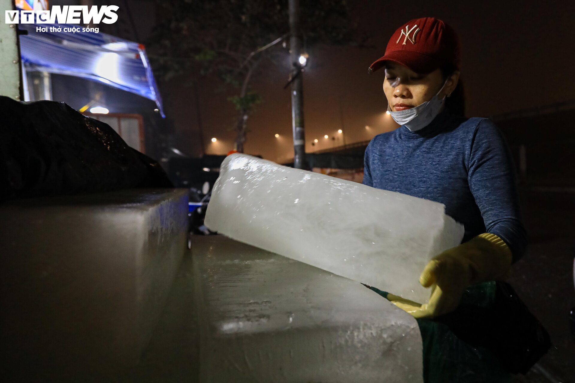 Chợ cá lớn nhất Hà Nội buôn bán xuyên đêm trước ngày ông Công, ông Táo - Ảnh 15