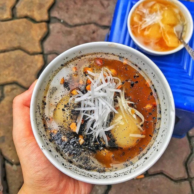 Khách Tây tâm đắc món giá rẻ bán ở vỉa hè Hà Nội, bay từ Nam ra Bắc chỉ để ăn vào mùa đông - Ảnh 10