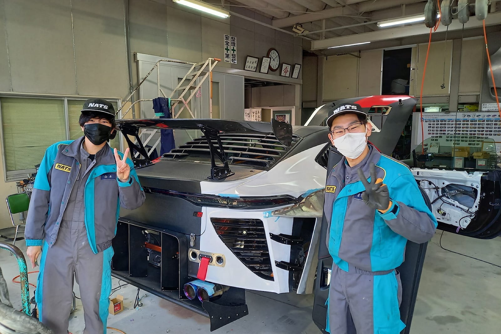 Nhóm sinh viên ghép 2 chiếc Suzuki Jimny thành SUV độc lạ: Trông như Hummer, động cơ V6, gầm sát mặt đất - Ảnh 8