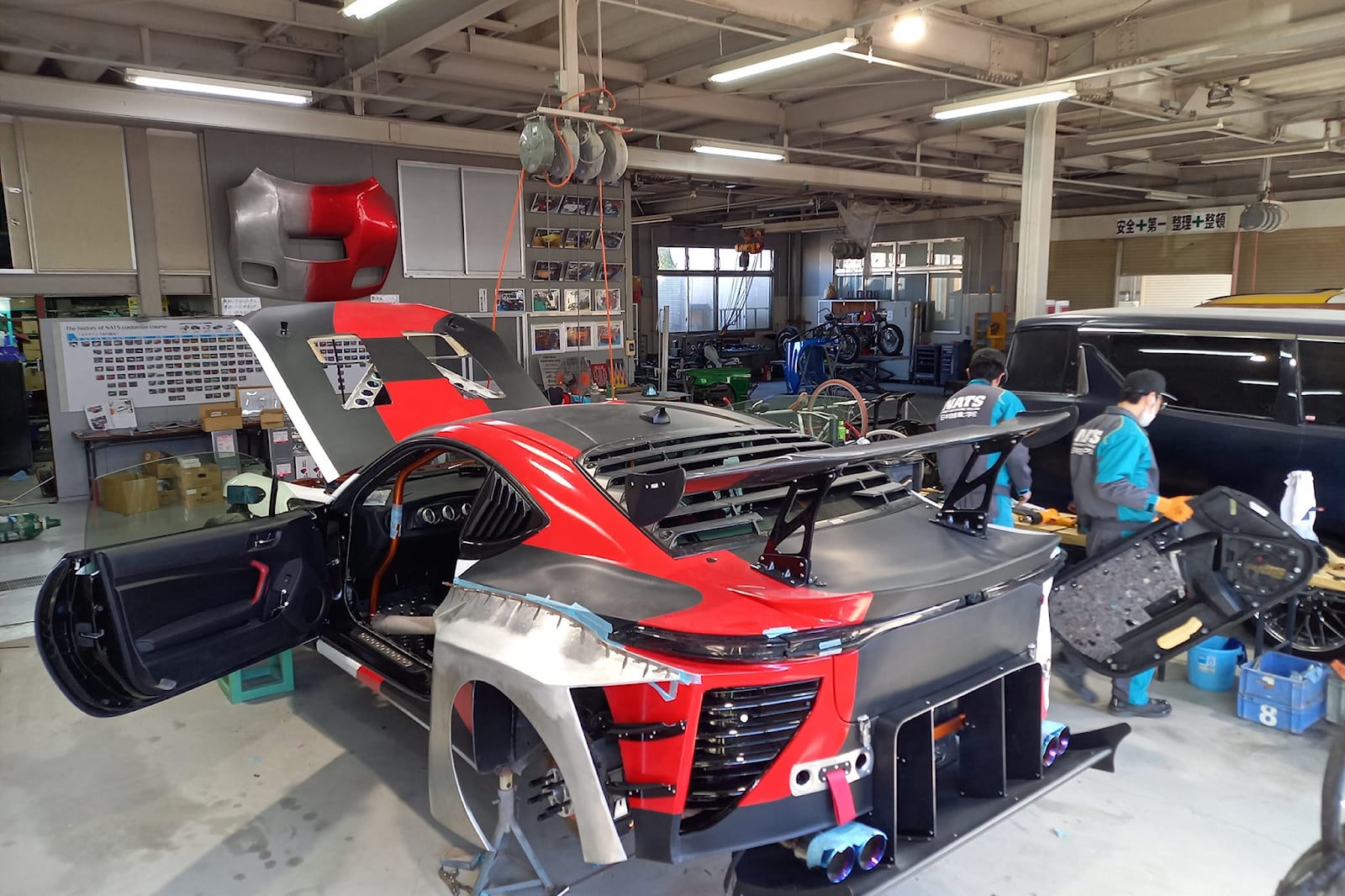 Nhóm sinh viên ghép 2 chiếc Suzuki Jimny thành SUV độc lạ: Trông như Hummer, động cơ V6, gầm sát mặt đất - Ảnh 9