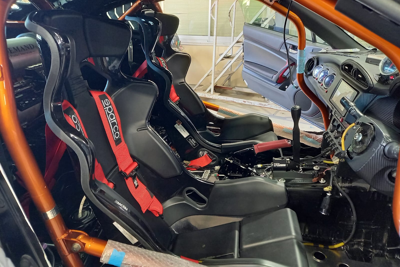 Nhóm sinh viên ghép 2 chiếc Suzuki Jimny thành SUV độc lạ: Trông như Hummer, động cơ V6, gầm sát mặt đất - Ảnh 10