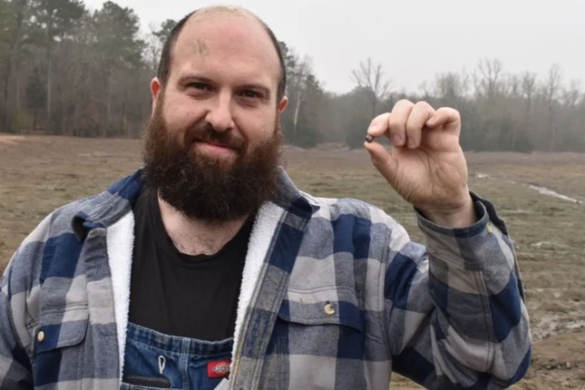 Bất ngờ thấy viên kim cương khổng lồ ở công viên - Ảnh 1