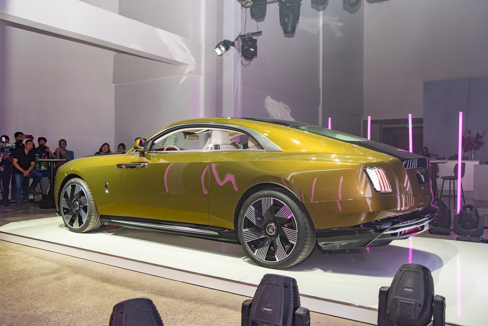 Cận cảnh Rolls-Royce Spectre vừa ra mắt Việt Nam: Giá từ 17,99 tỷ nhưng muốn ưng ý phải chi thêm vài tỷ mua option, sạc đầy mất 9 tiếng - Ảnh 5