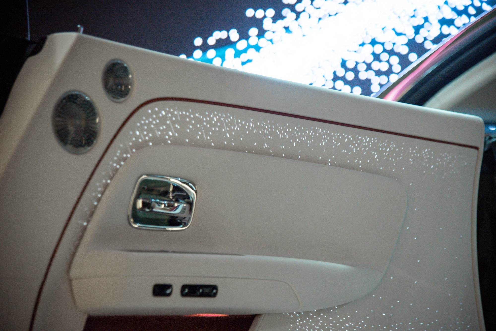 Cận cảnh Rolls-Royce Spectre vừa ra mắt Việt Nam: Giá từ 17,99 tỷ nhưng muốn ưng ý phải chi thêm vài tỷ mua option, sạc đầy mất 9 tiếng - Ảnh 4