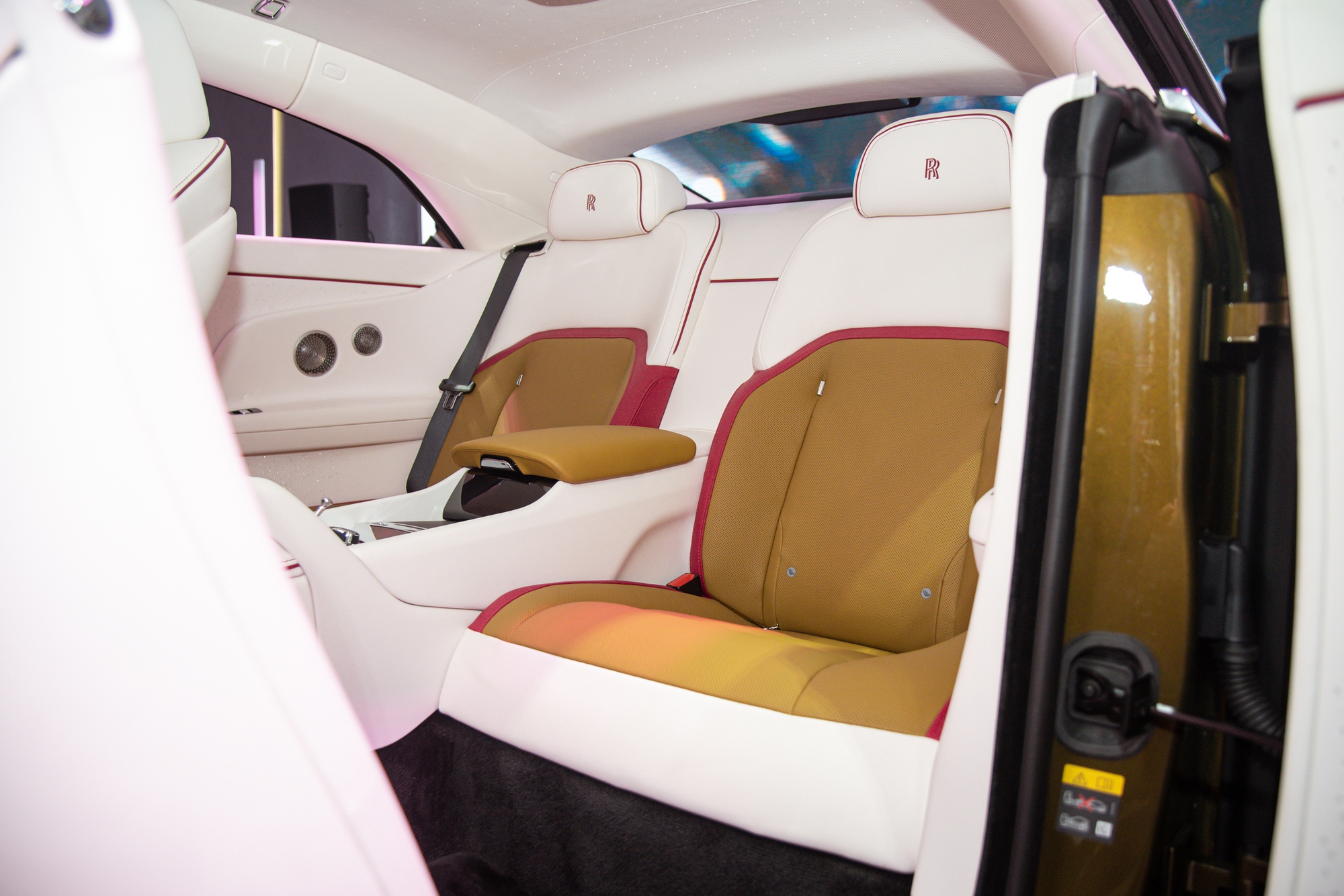 Cận cảnh Rolls-Royce Spectre vừa ra mắt Việt Nam: Giá từ 17,99 tỷ nhưng muốn ưng ý phải chi thêm vài tỷ mua option, sạc đầy mất 9 tiếng - Ảnh 12