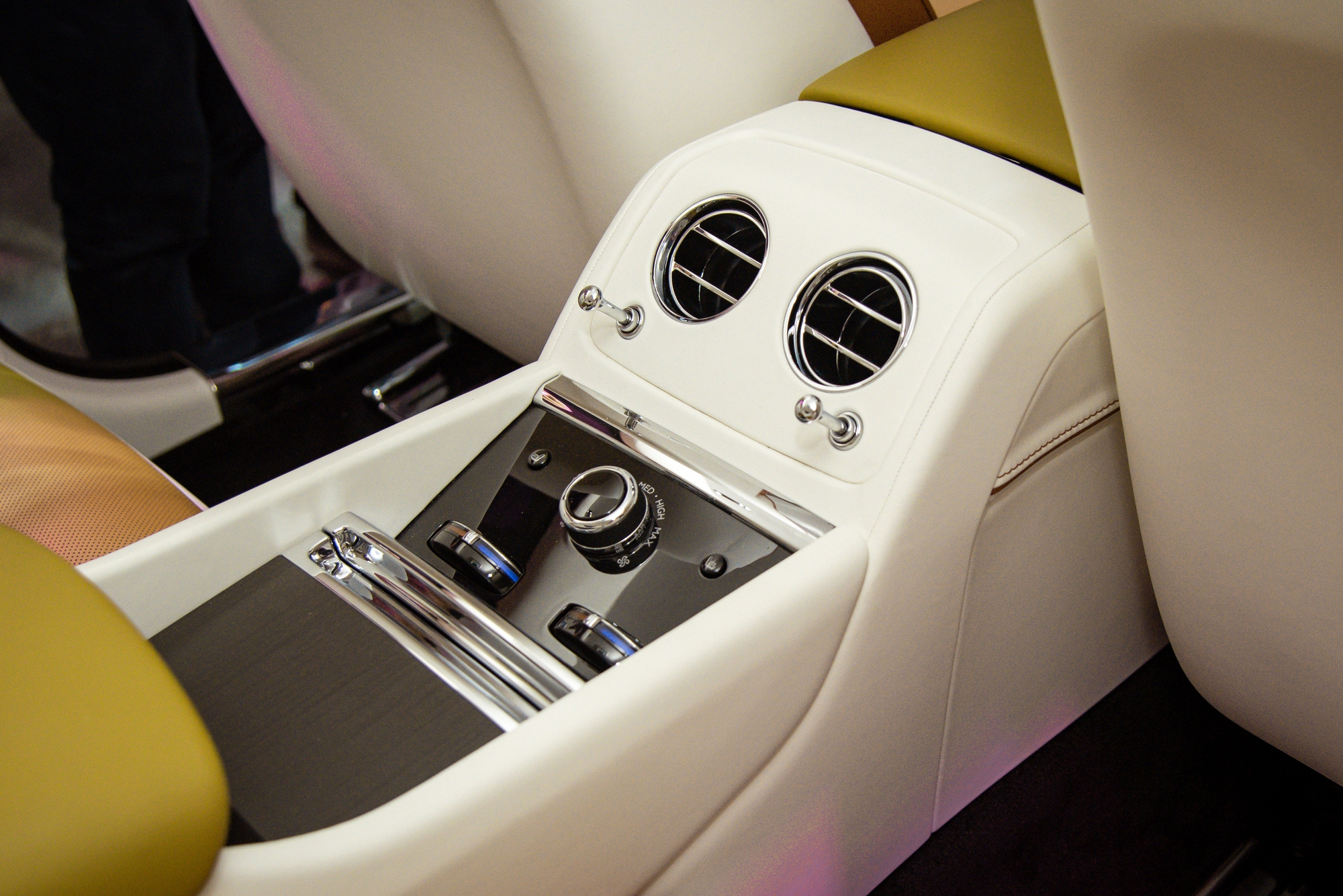 Cận cảnh Rolls-Royce Spectre vừa ra mắt Việt Nam: Giá từ 17,99 tỷ nhưng muốn ưng ý phải chi thêm vài tỷ mua option, sạc đầy mất 9 tiếng - Ảnh 19