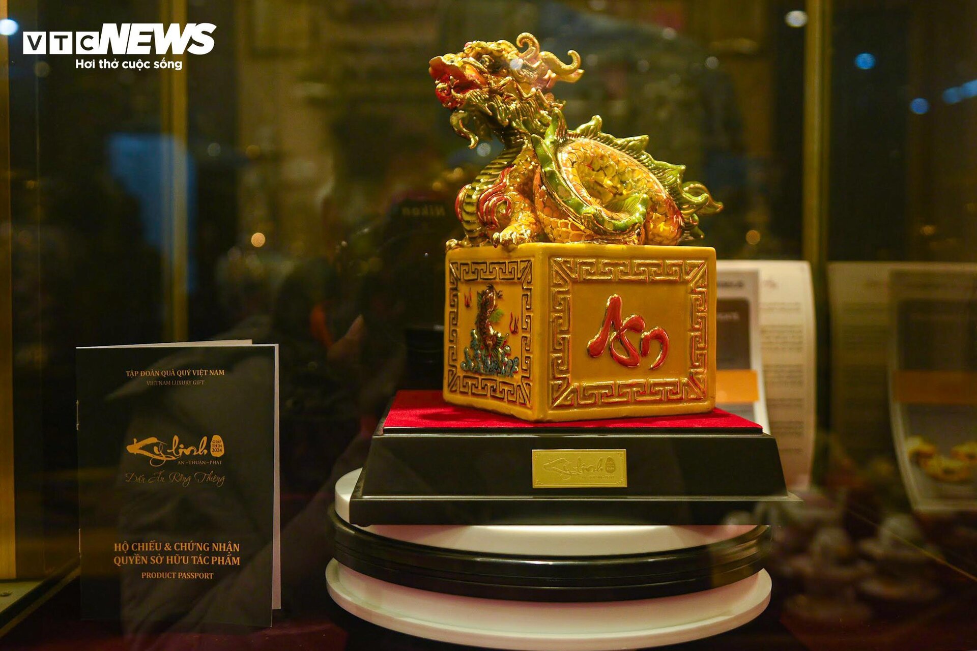 Xem nghệ nhân chế tác rồng dát vàng múa lượn đón Tết Giáp Thìn 2024 - Ảnh 16