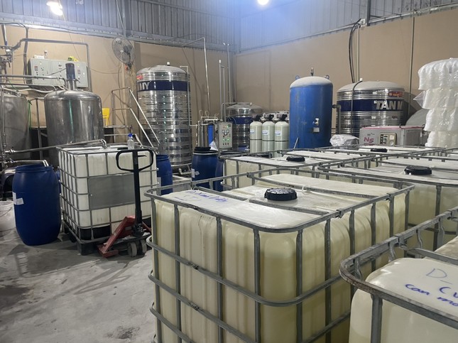Đường dây sản xuất nước giặt giả quy mô lớn ở Hà Nội hoạt động thế nào? - Ảnh 1