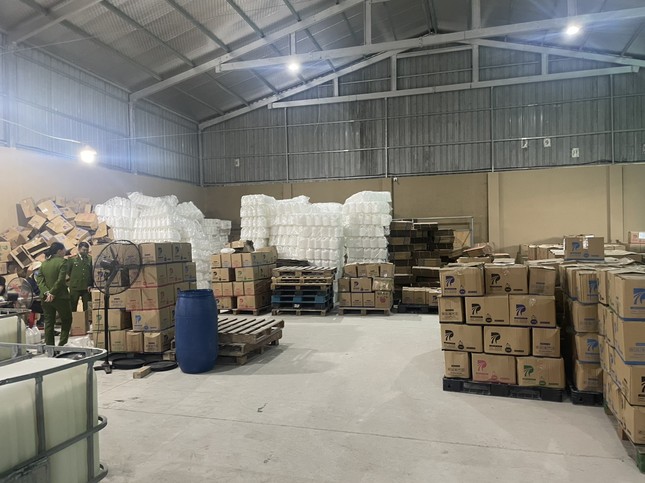 Triệt phá xưởng sản xuất nước giặt giả quy mô cực lớn ở Hà Nội - Ảnh 1