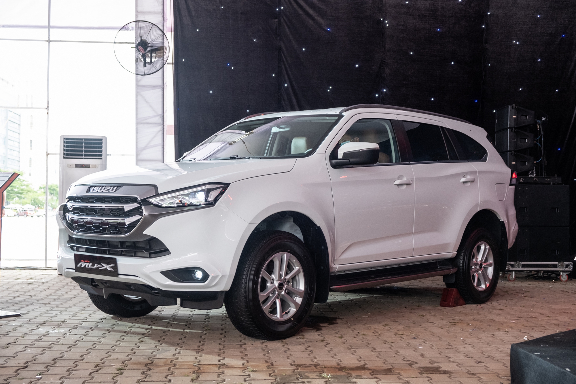 Isuzu mu-X xả hàng giảm giá tới 170 triệu tại đại lý: Chủ yếu còn bản base, số lượng ít - Ảnh 2