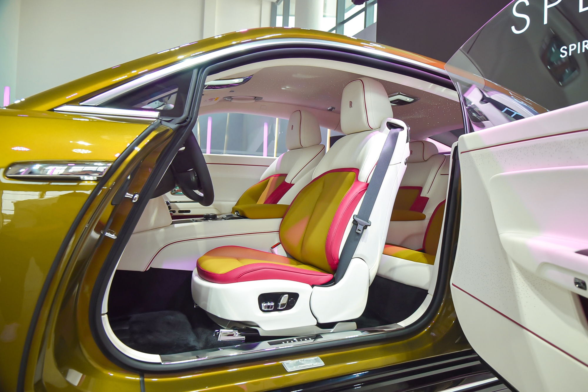 Cận cảnh Rolls-Royce Spectre vừa ra mắt Việt Nam: Giá từ 17,99 tỷ nhưng muốn ưng ý phải chi thêm vài tỷ mua option, sạc đầy mất 9 tiếng - Ảnh 11