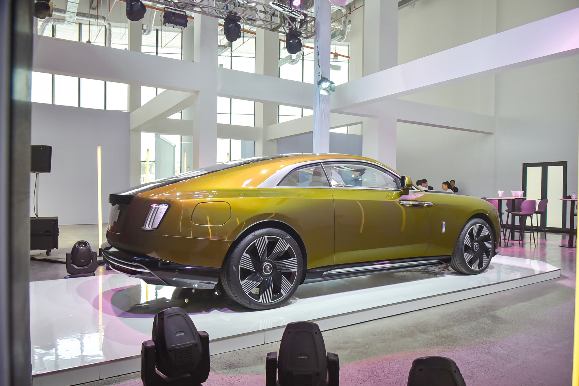 Cận cảnh Rolls-Royce Spectre vừa ra mắt Việt Nam: Giá từ 17,99 tỷ nhưng muốn ưng ý phải chi thêm vài tỷ mua option, sạc đầy mất 9 tiếng - Ảnh 3