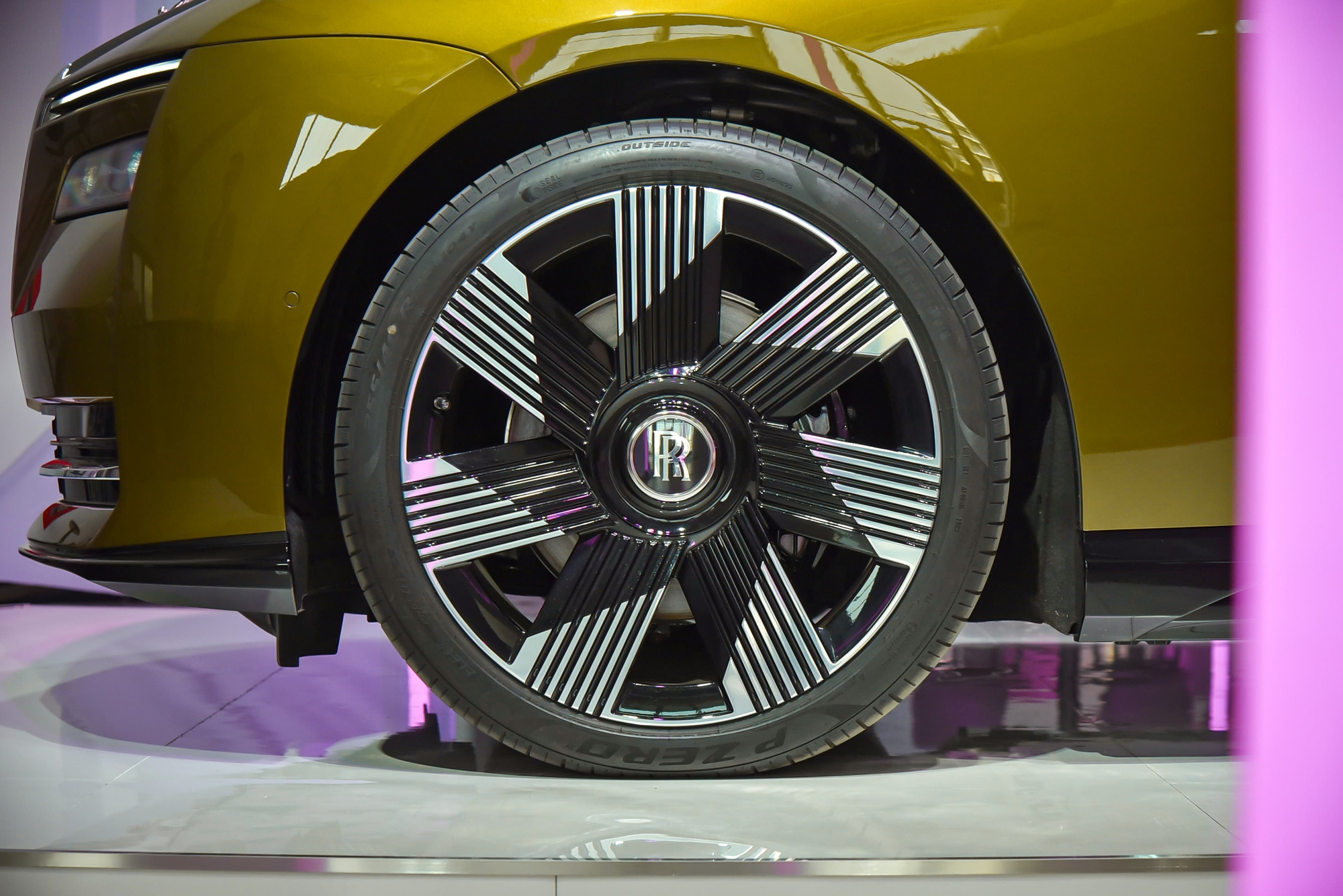 Cận cảnh Rolls-Royce Spectre vừa ra mắt Việt Nam: Giá từ 17,99 tỷ nhưng muốn ưng ý phải chi thêm vài tỷ mua option, sạc đầy mất 9 tiếng - Ảnh 10