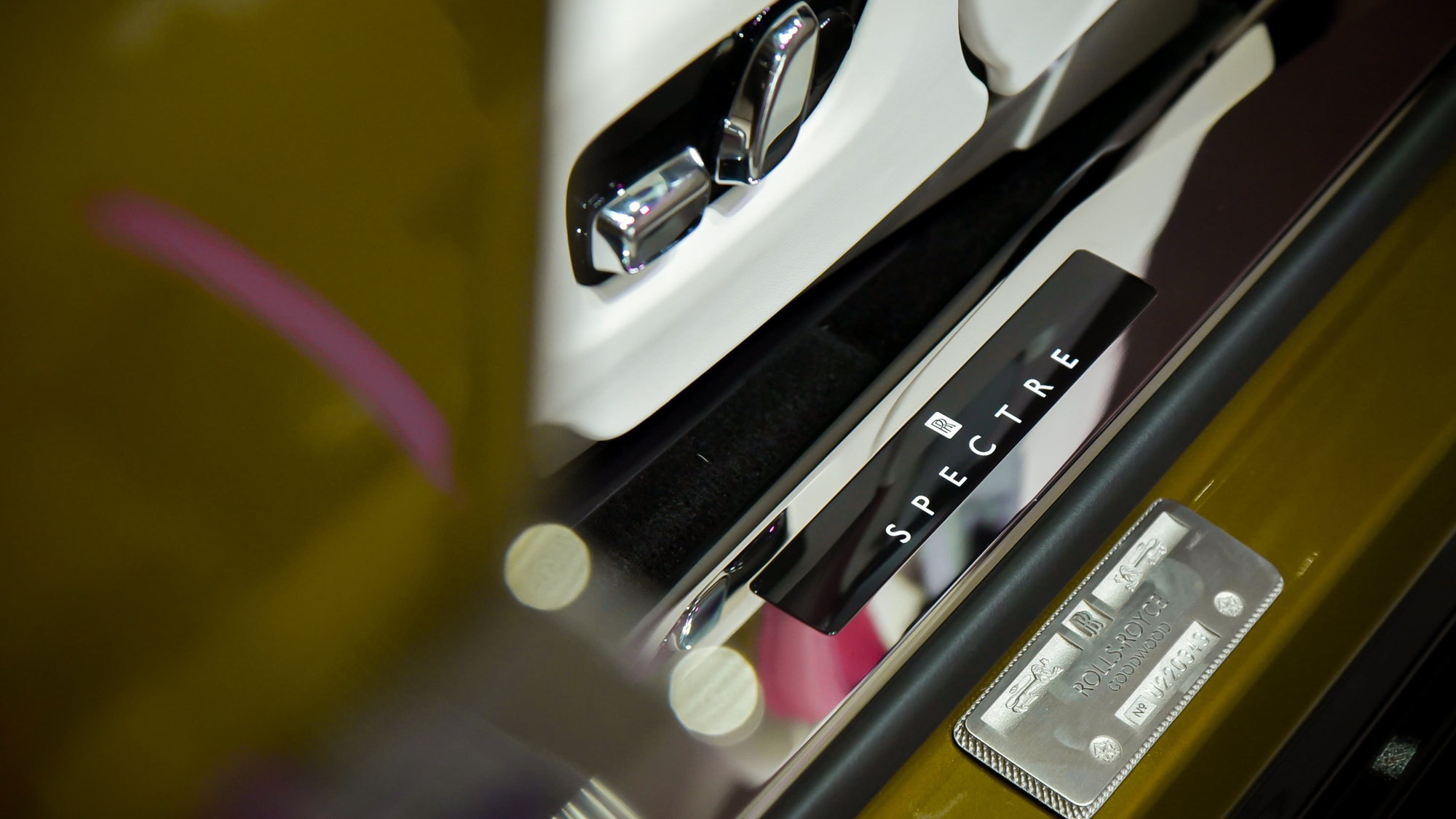 Cận cảnh Rolls-Royce Spectre vừa ra mắt Việt Nam: Giá từ 17,99 tỷ nhưng muốn ưng ý phải chi thêm vài tỷ mua option, sạc đầy mất 9 tiếng - Ảnh 22