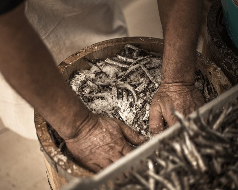 Cứ ngỡ chỉ mình Việt Nam có, 1 quốc gia châu Âu cũng sản xuất nước mắm nhưng đắt đỏ bậc nhất thế giới: 3 năm mới có thành phẩm, giá gần 4 triệu đồng/lít - Ảnh 2