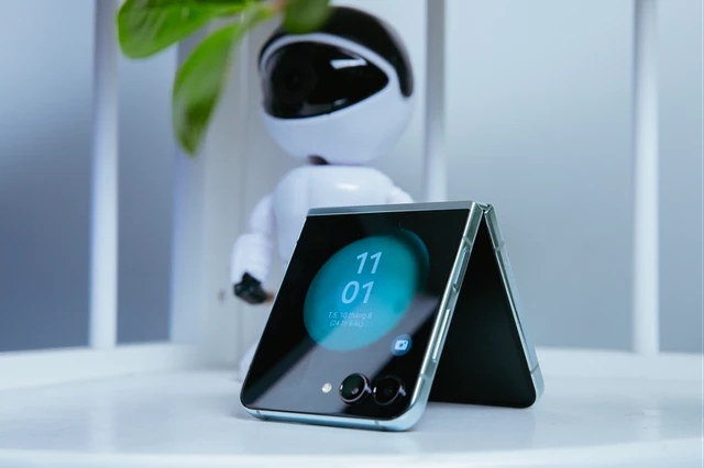 Điện thoại iPhone giảm sốc, đồ gia dụng "bay" 50% giá dịp Cận Tết Nguyên Đán 2024 - Ảnh 1