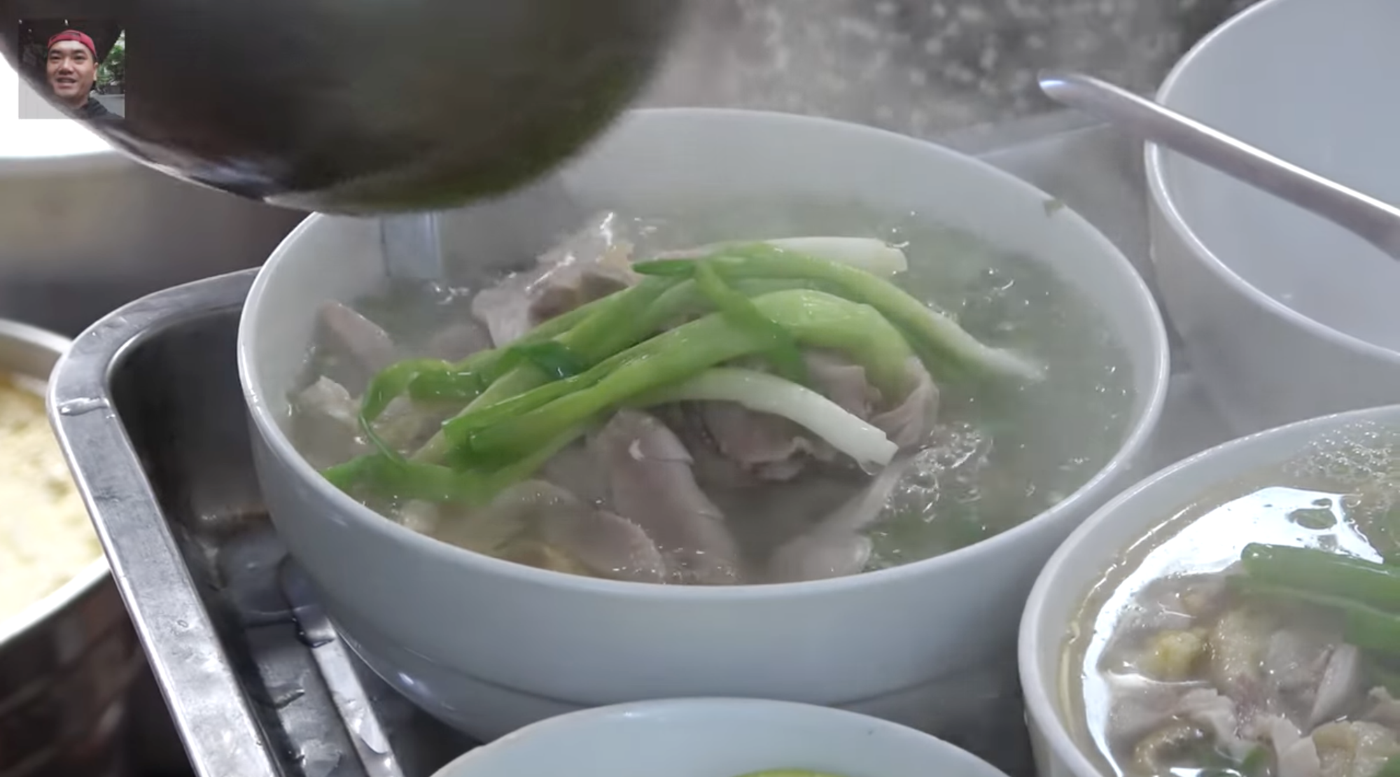 Dân mạng bất ngờ "đào" lại clip Duy Nến review phở gà Lâm: Bà chủ phản ứng thế nào khi có người quay clip? - Ảnh 2