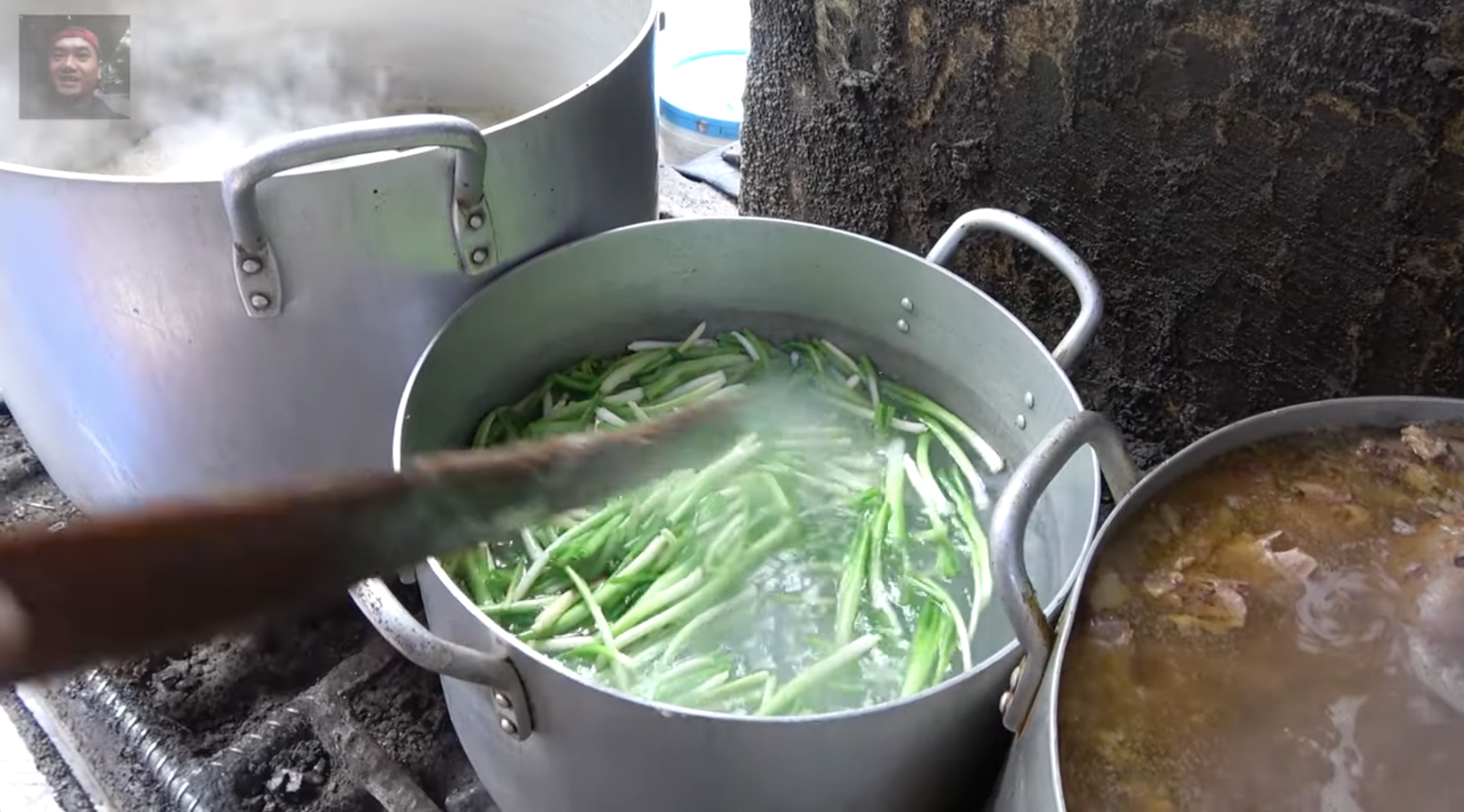 Dân mạng bất ngờ "đào" lại clip Duy Nến review phở gà Lâm: Bà chủ phản ứng thế nào khi có người quay clip? - Ảnh 3