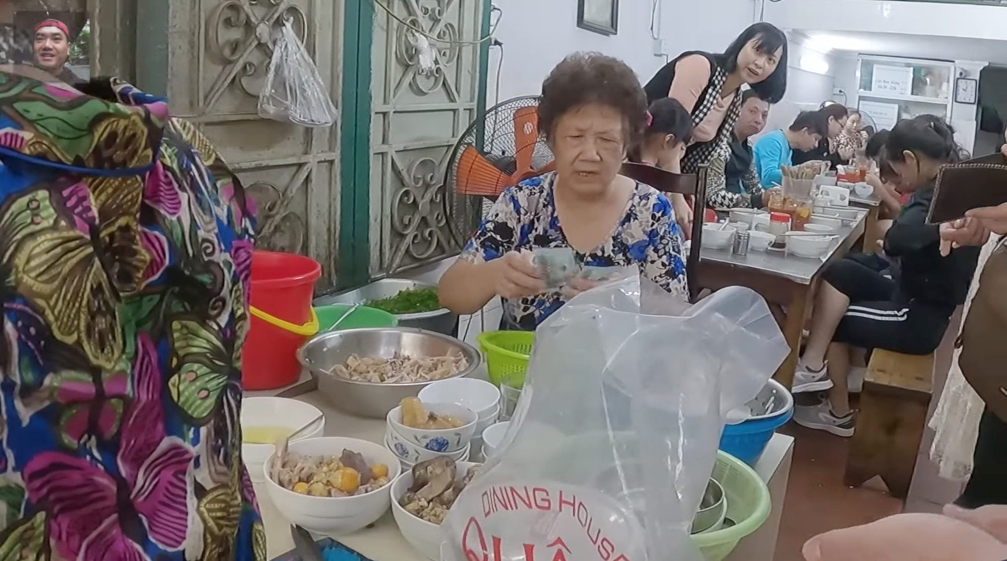 Dân mạng bất ngờ "đào" lại clip Duy Nến review phở gà Lâm: Bà chủ phản ứng thế nào khi có người quay clip? - Ảnh 1