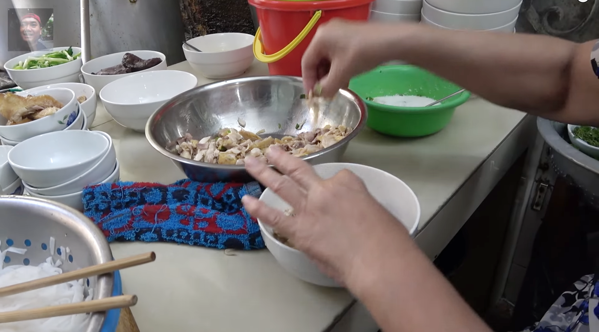 Dân mạng bất ngờ "đào" lại clip Duy Nến review phở gà Lâm: Bà chủ phản ứng thế nào khi có người quay clip? - Ảnh 4