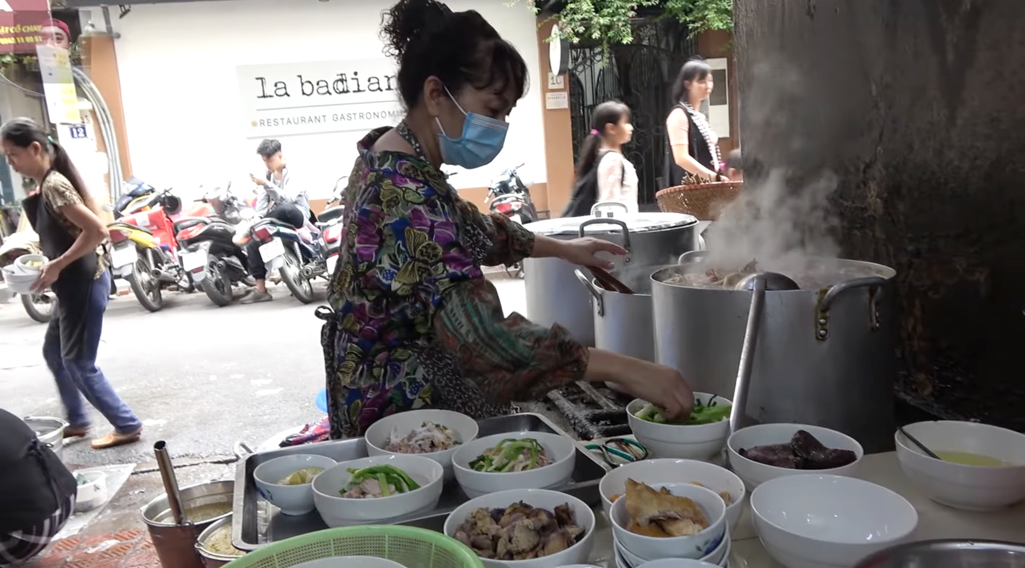 Dân mạng bất ngờ "đào" lại clip Duy Nến review phở gà Lâm: Bà chủ phản ứng thế nào khi có người quay clip? - Ảnh 5