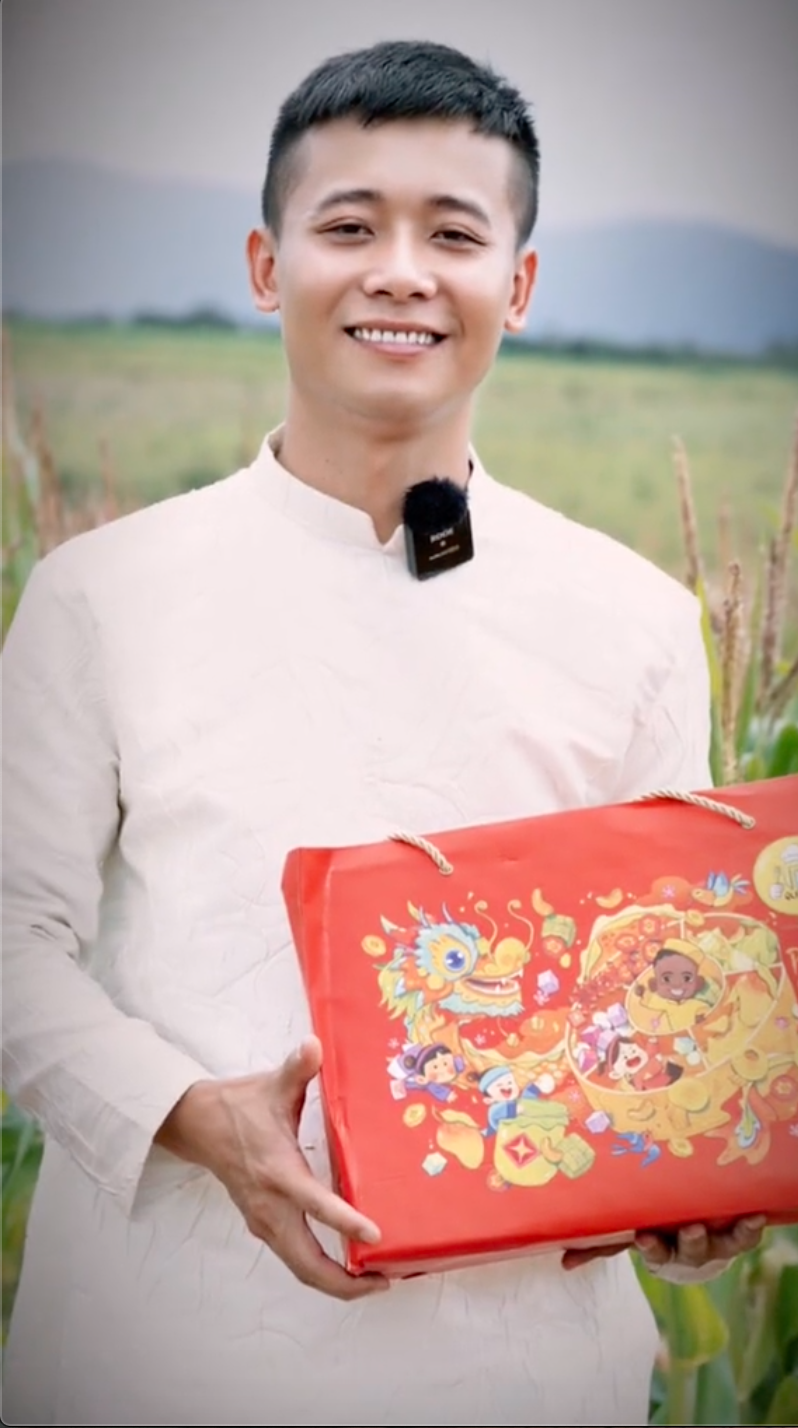 Dân mạng rủ nhau mua set quà Tết của Quang Linh Vlogs sau lùm xùm quà Tết Hồng Phượng, Quỳnh Quỳnh - Ảnh 2
