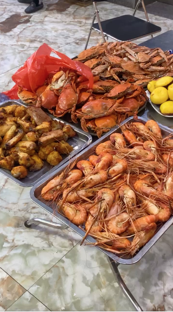 Xôn xao vị khách đi ăn buffet còn mang theo balo lén lấy tận 15kg hải sản về khiến dân mạng ngán ngẩm - Ảnh 1