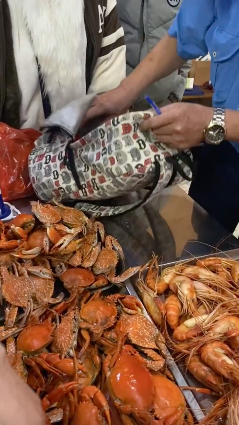 Xôn xao vị khách đi ăn buffet còn mang theo balo lén lấy tận 15kg hải sản về khiến dân mạng ngán ngẩm - Ảnh 3