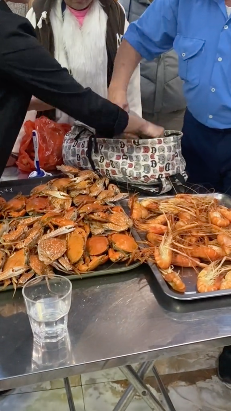 Xôn xao vị khách đi ăn buffet còn mang theo balo lén lấy tận 15kg hải sản về khiến dân mạng ngán ngẩm - Ảnh 4