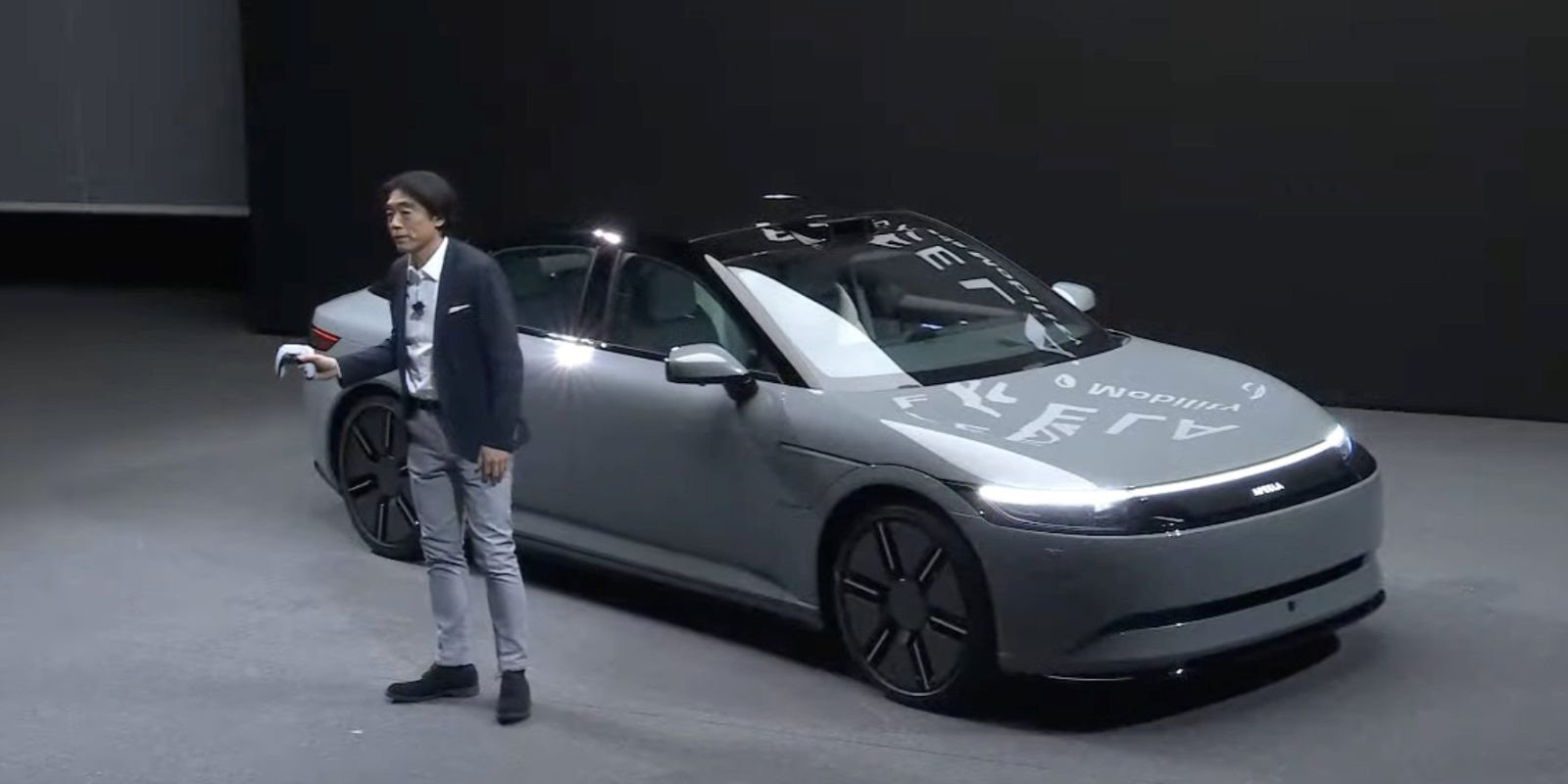 Đỉnh như Sony: Dùng tay cầm PS5 lái xe điện ‘nhà trồng được’ lên sân khấu, nói về cơ hội ‘trăm năm có một’ - Ảnh 3