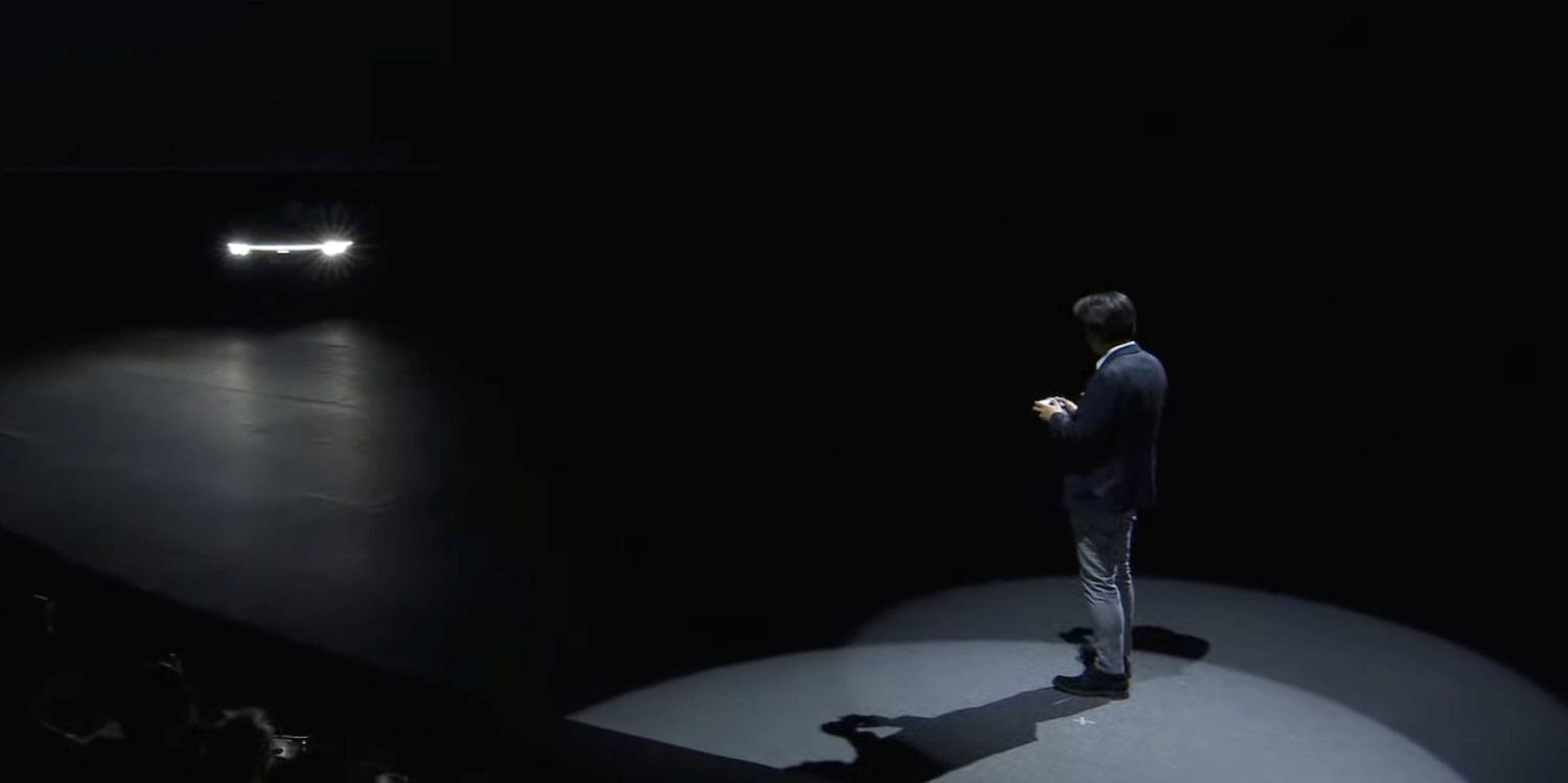 Đỉnh như Sony: Dùng tay cầm PS5 lái xe điện ‘nhà trồng được’ lên sân khấu, nói về cơ hội ‘trăm năm có một’ - Ảnh 1