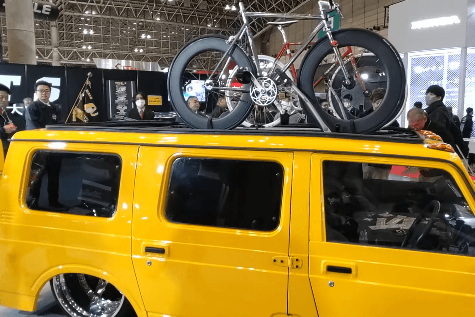 Nhóm sinh viên ghép 2 chiếc Suzuki Jimny thành SUV độc lạ: Trông như Hummer, động cơ V6, gầm sát mặt đất - Ảnh 4