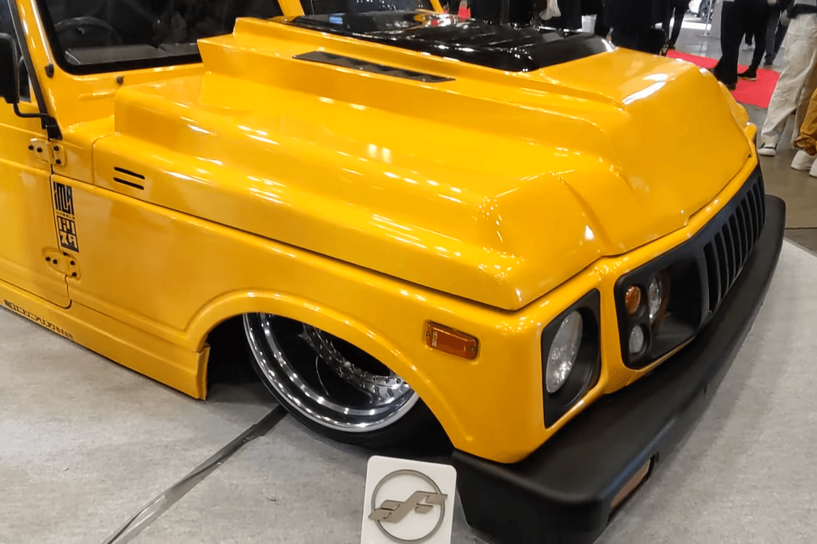 Nhóm sinh viên ghép 2 chiếc Suzuki Jimny thành SUV độc lạ: Trông như Hummer, động cơ V6, gầm sát mặt đất - Ảnh 3