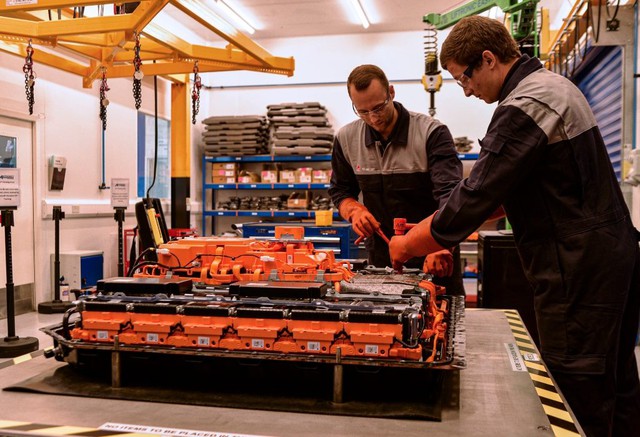 Pin ô tô điện có thể sửa được, chuyên gia ước tính mỗi lần sửa hết hơn 240 triệu nhưng vẫn rẻ hơn thay mới - Ảnh 1