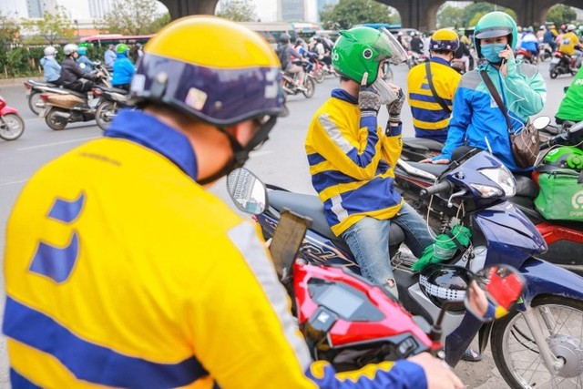 Tài xế xe công nghệ than trời vì giảm thu nhập, các hãng kẹt trong thế khó: “Ngưng ưu đãi là mất cả khách lẫn tài, tiêu chuẩn của người dùng Việt quá cao” - Ảnh 1