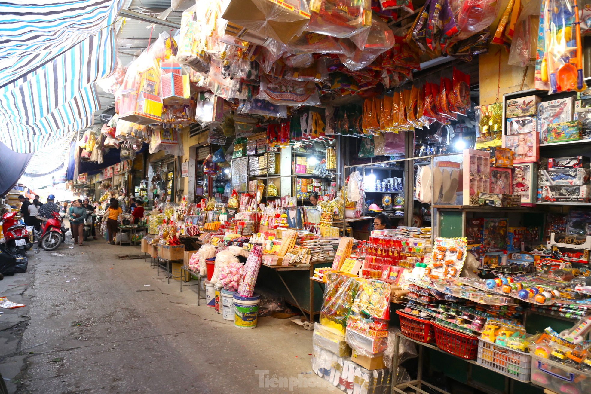 Cảnh tượng 'lạ' ở khu chợ Tết đến nơi rồi vẫn chưa thấy... khách - Ảnh 11