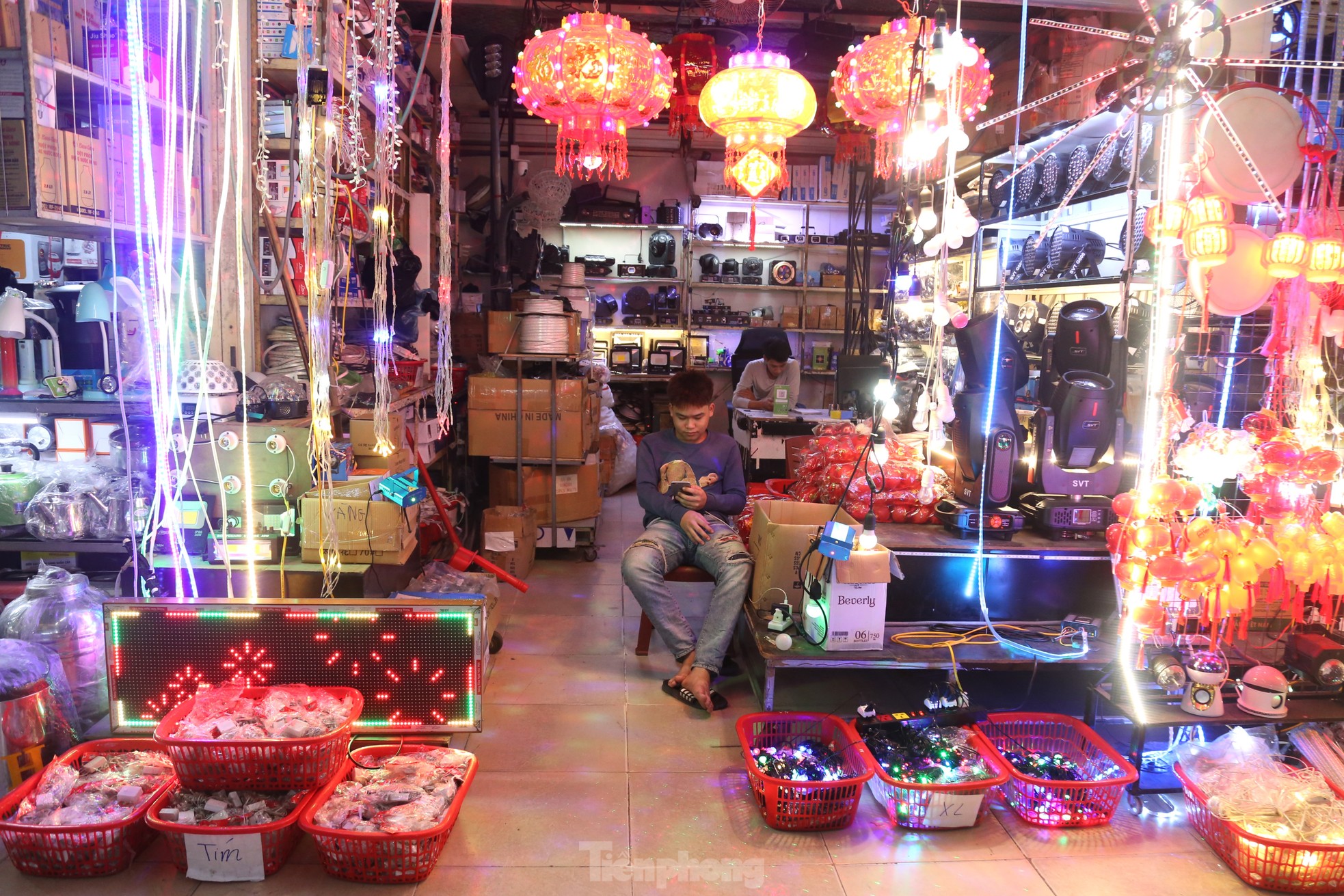 Cảnh tượng 'lạ' ở khu chợ Tết đến nơi rồi vẫn chưa thấy... khách - Ảnh 9