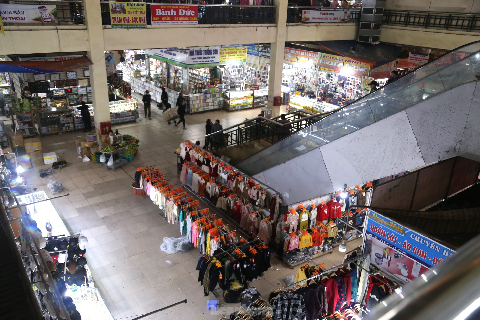 Cảnh tượng 'lạ' ở khu chợ Tết đến nơi rồi vẫn chưa thấy... khách - Ảnh 1