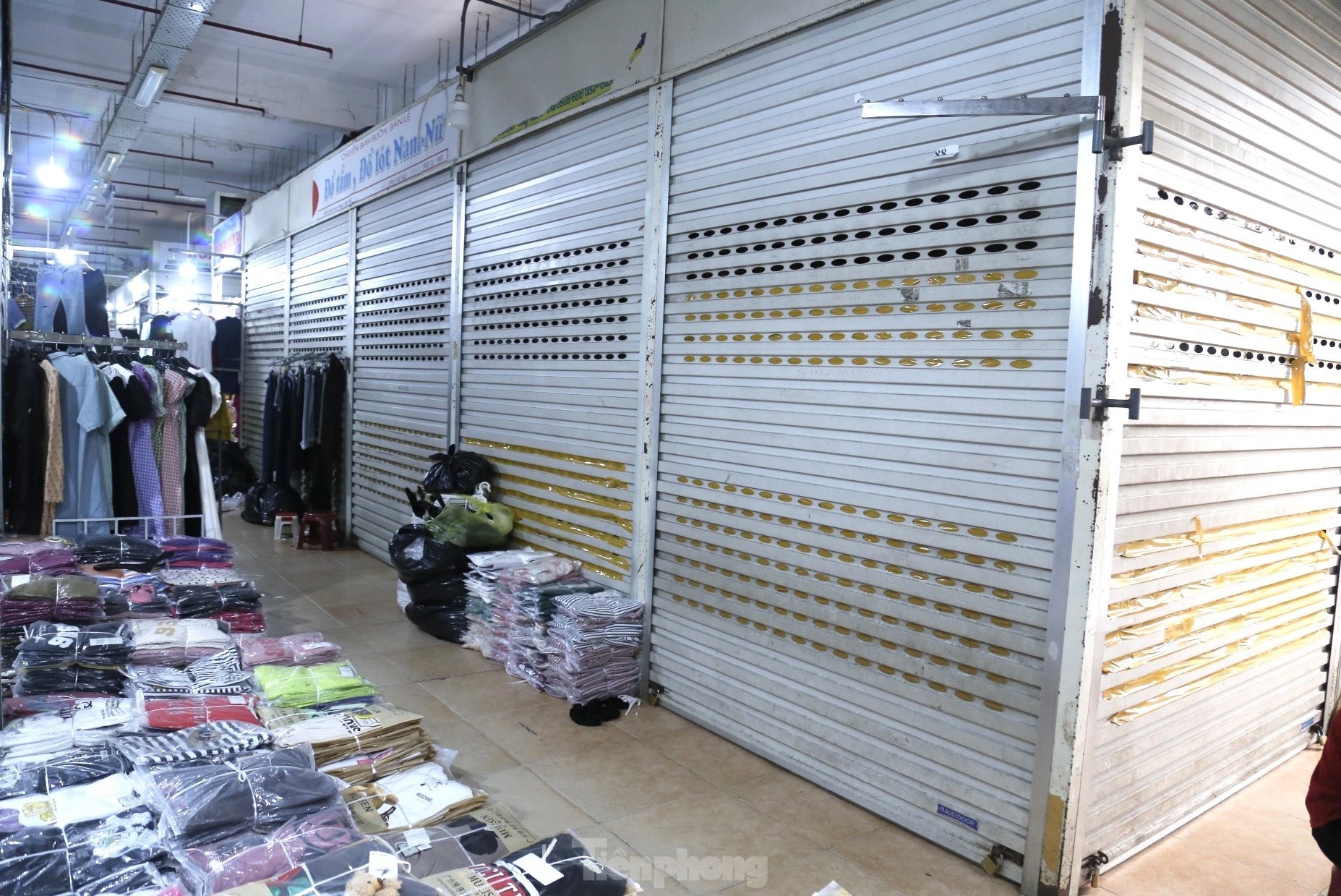 Cảnh tượng 'lạ' ở khu chợ Tết đến nơi rồi vẫn chưa thấy... khách - Ảnh 13