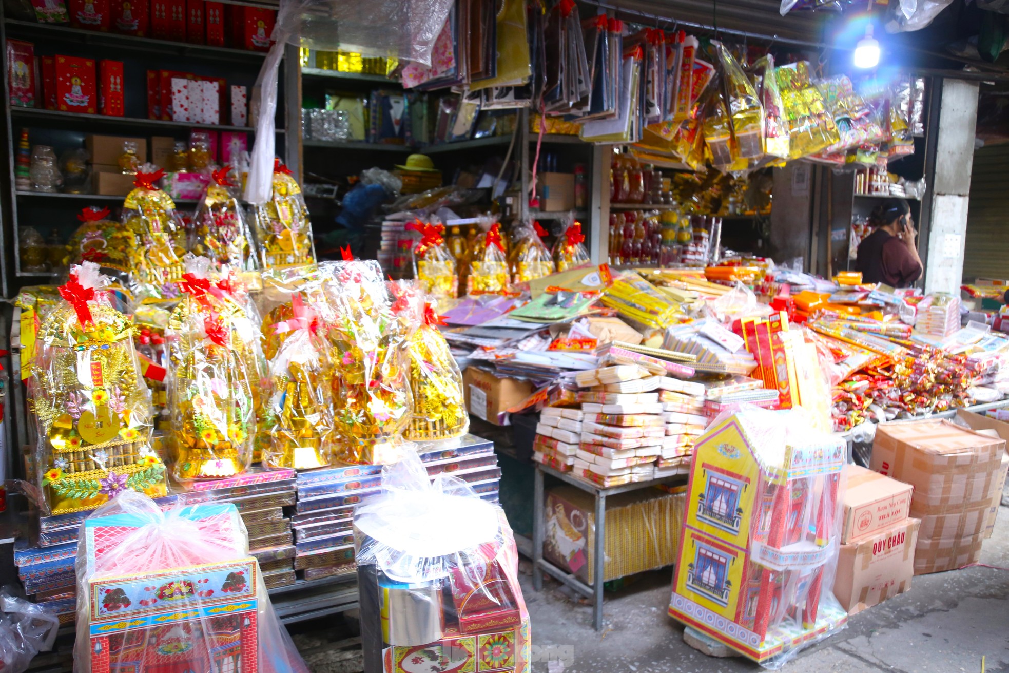 Cảnh tượng 'lạ' ở khu chợ Tết đến nơi rồi vẫn chưa thấy... khách - Ảnh 10