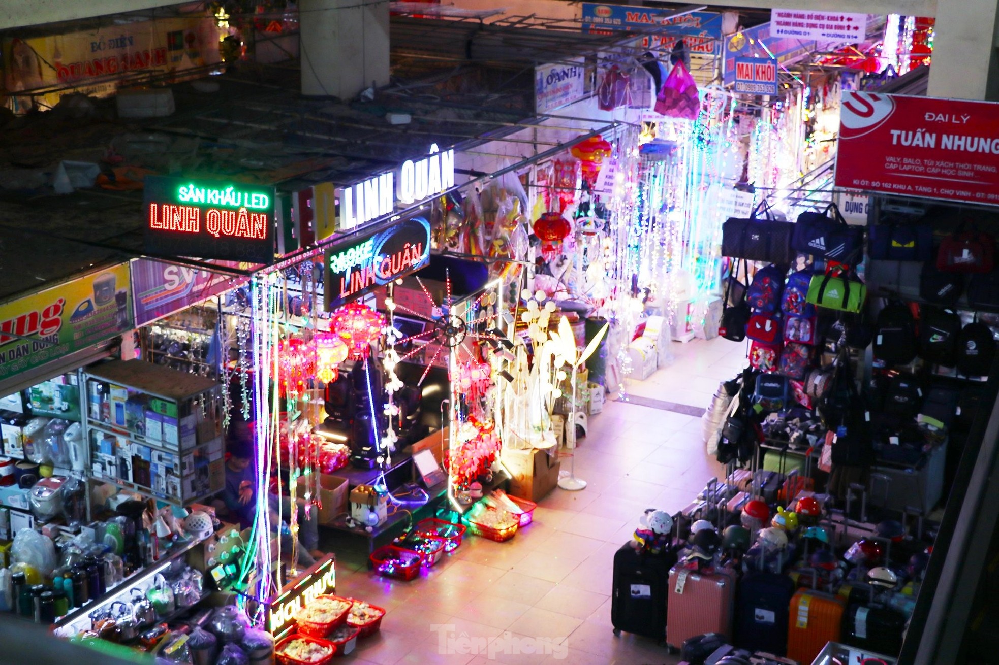 Cảnh tượng 'lạ' ở khu chợ Tết đến nơi rồi vẫn chưa thấy... khách - Ảnh 8