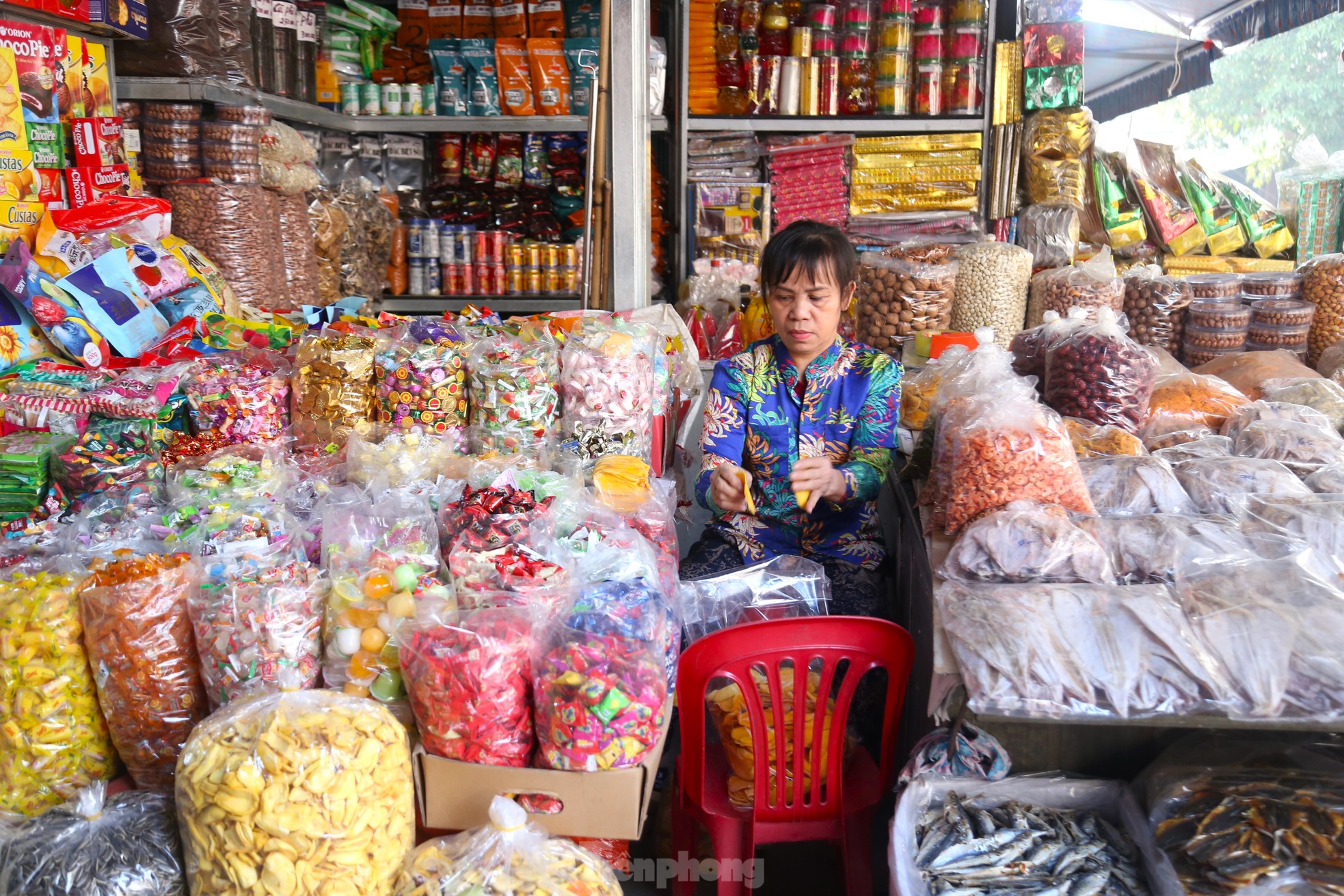 Cảnh tượng 'lạ' ở khu chợ Tết đến nơi rồi vẫn chưa thấy... khách - Ảnh 2
