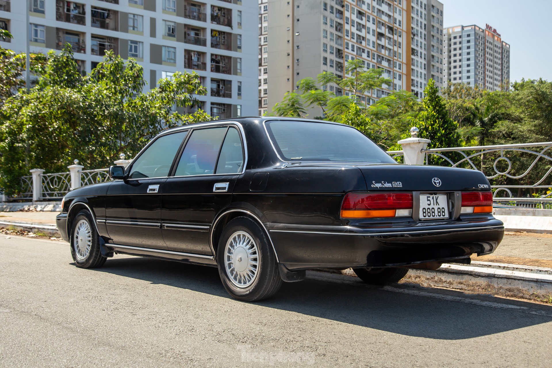 Cận cảnh Toyota Crown với biển số ngũ quý 8 trúng đấu giá hơn 15 tỷ đồng - Ảnh 2