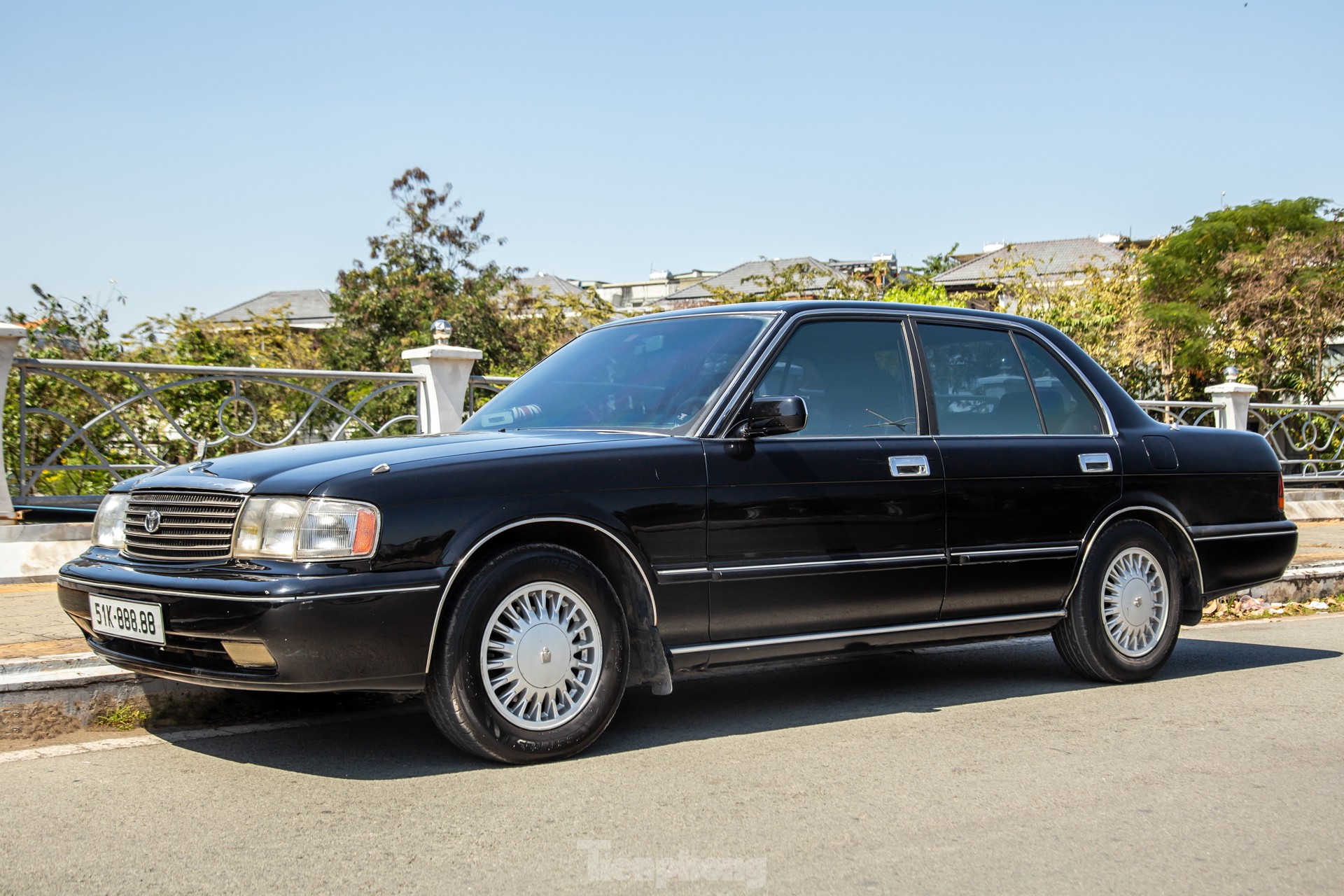 Cận cảnh Toyota Crown với biển số ngũ quý 8 trúng đấu giá hơn 15 tỷ đồng - Ảnh 1